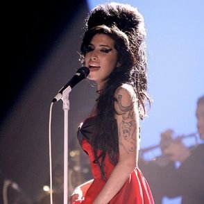 Amy Winehouse Has Funeral in London: Fans and Artists Pay Tribute (Includes Pics, Songs, Letters)