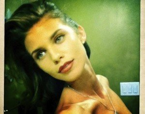 Oops! '90210' Star AnnaLynne McCord Accidentally Tweets Topless Photo