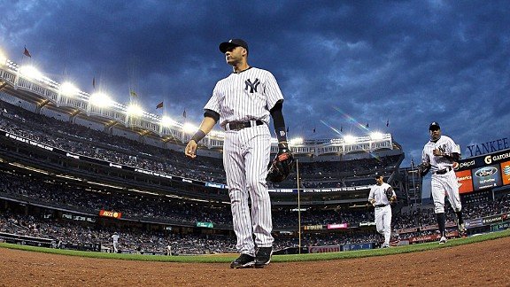 Watch Derek Jeter Hit a Walk-Off Single In His Last Home At-Bat