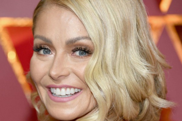 Kelly Ripa Bikini Pic Causes Controversy