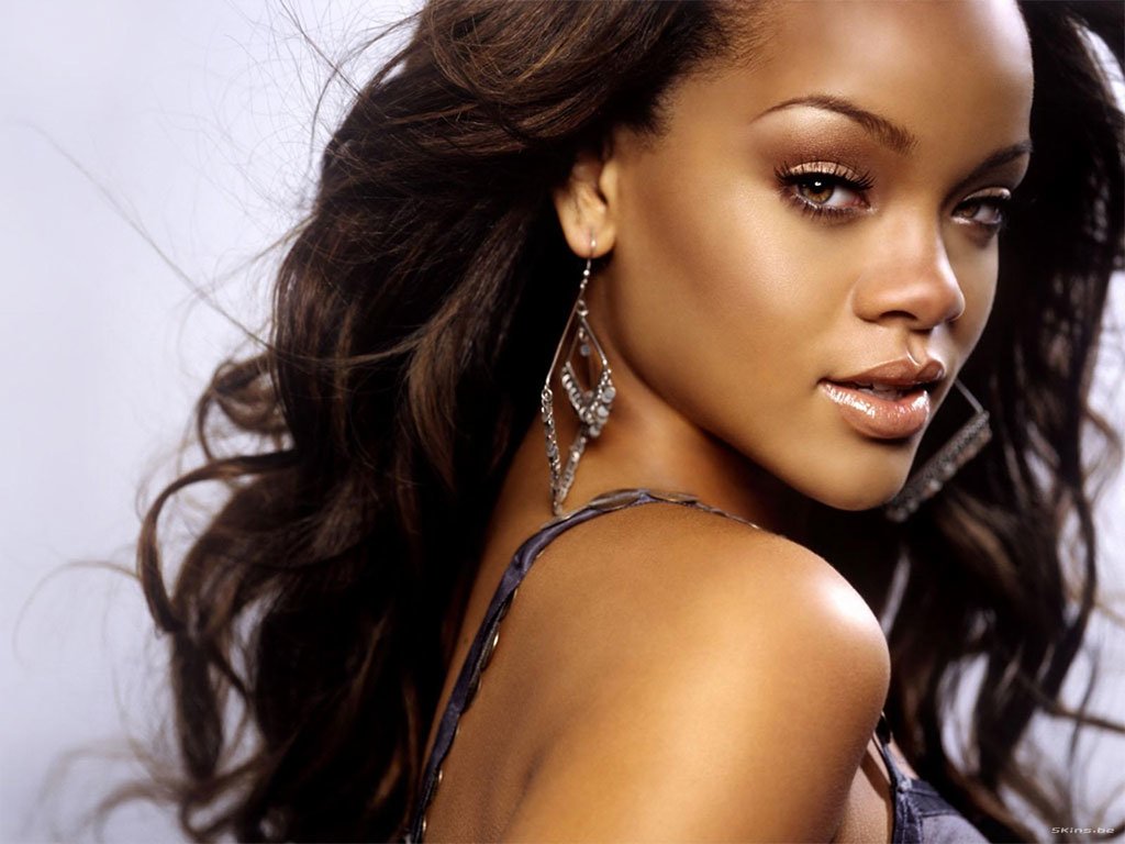 Louis Farrakhan Knocks Rihanna For Filth, RiRi Tweets Back