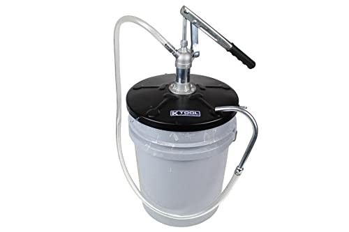 K Tool International 73993 Lever Action Bucket Pump with 4' PVC Hose for Garages, Repair Shops, and DIY, 5 Gallon, 2.14 oz. Per Stroke, 12" Drum Cover, Transmission Fluids and Heavy Oil, Black/Silver