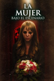 La mujer bajo el escenario