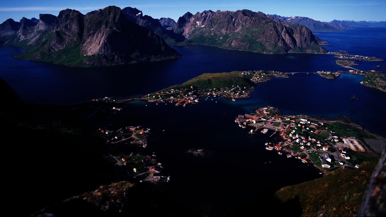 On Tour Exploring the Extraordinary: Lofoten