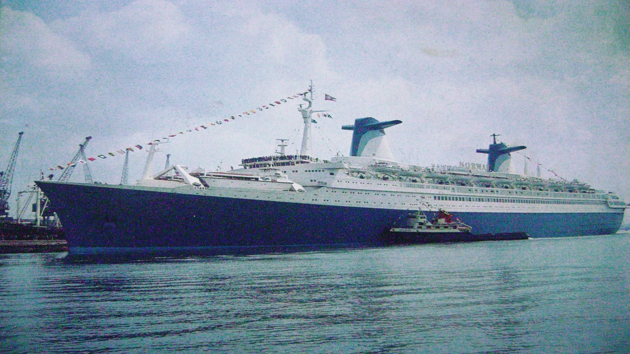 Porthole TV Video Classic ships: SS Norway & OceanBreeze Port: Montego Bay, Jamaica