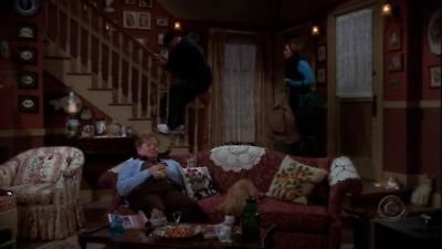 Watch The King of Queens Season 8 Episode 7 - Inn Escapable Online Now