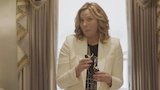 Kim Cattrall Attempts to Make Sushi