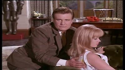 Man in a Suitcase Season 1 Episode 8